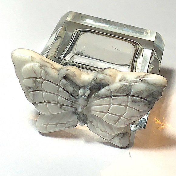 BUTTERFLY HOWLITE CARVED CRYSTAL - Picture 3 of 9